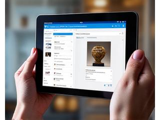 Tablet met de interface van collectiebeheersoftware, tonend details van een gedigitaliseerd artefact